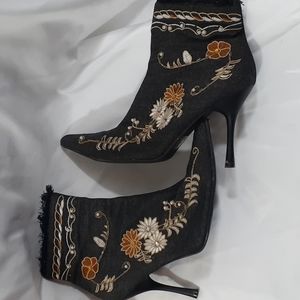 Darling Size 8 Embroidered Heeled Boots